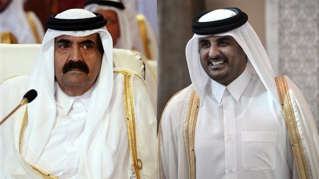 الأمير حمد بن خليفة والأمير تميم خلال افتتاح قمة الجامعة العربية في الدوحة عام 2012 