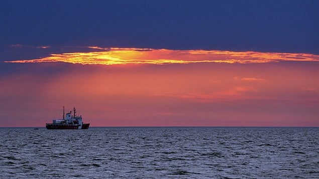  Le NCGG Pierre Radisson au lever du soleil sur la Baie d'Hudson près de Churchill au Manitoba, le 24 août 2012 