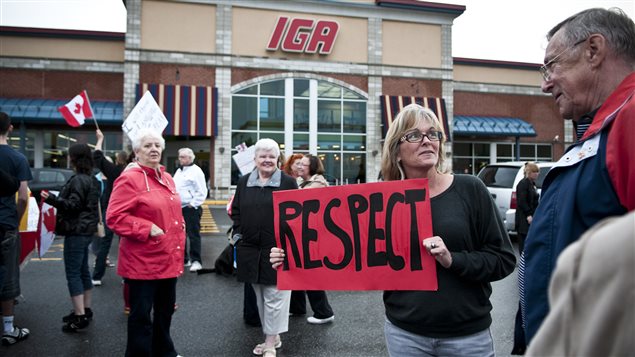 À Saint-Lambert, une cinquantaine d'anglophones ont manifesté devant le IGA du boulevard Sir-Wilfrid-Laurier pour défendre leur langue.