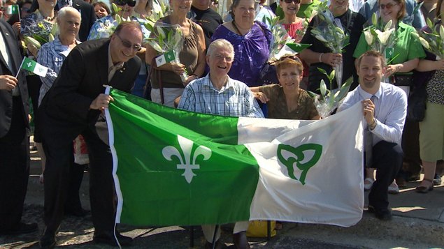 Le créateur du drapeau franco-ontarien, Gaétan Gervais (au centre), lors des célébrations de la Saint-Jean-Baptiste à Sudbury