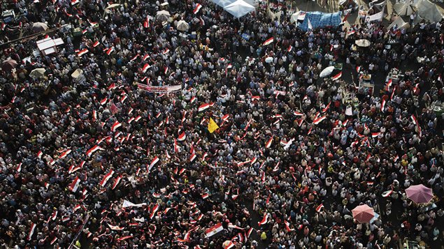 متظاهرون ضد الرئيس محمد مرسي والإخوان المسلمين اليوم في ميدان التحرير في القاهرة
