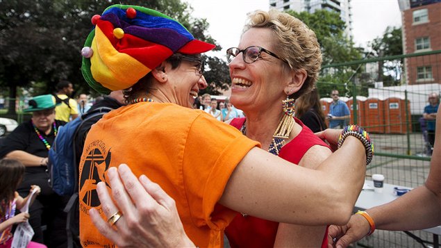 Kathleen Wynne est la première chef du gouvernement ontarien a participer au défilé de la Fierté gaie à Toronto.
