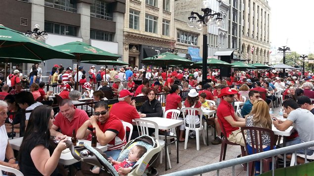 Les terrasses sont achalandées sur la rue Sparks.
