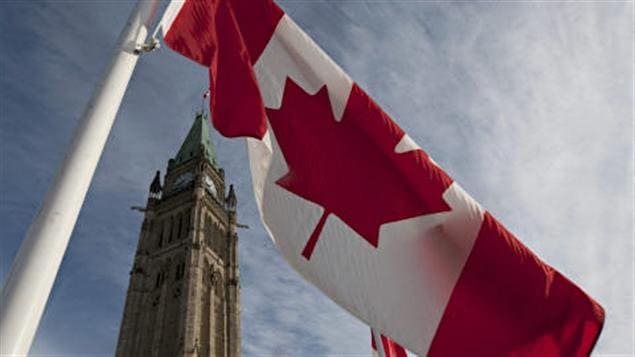 Élisabeth II, reine du Canada, proclama le nouveau drapeau le 28 janvier 1965. Il fut présenté le 15 février 1965 lors d'une cérémonie officielle organisée sur la colline du Parlement à Ottawa en présence du gouverneur général, Georges Vanier, le premier ministre, les membres du Cabinet et les parlementaires canadiens. Le Canadian Red Ensign fut abaissé à midi et le nouveau drapeau avec la feuille d'érable fut levé.