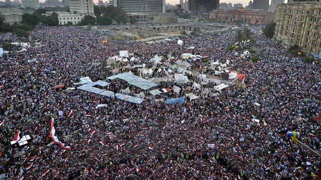 معارضون للرئيس المصري محمد مرسي يملأون ميدان التحرير في القاهرة اليوم مطالبين برحيله عن السلطة