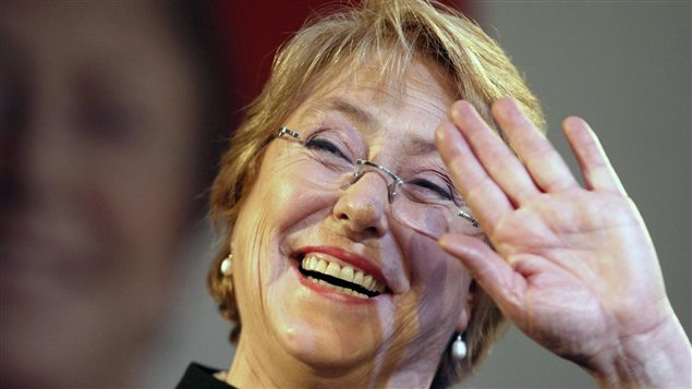 La expresidenta de Chile, Michel Bachelet, comienza la campaña presidencial del 2013 con un buen apoyo popular.