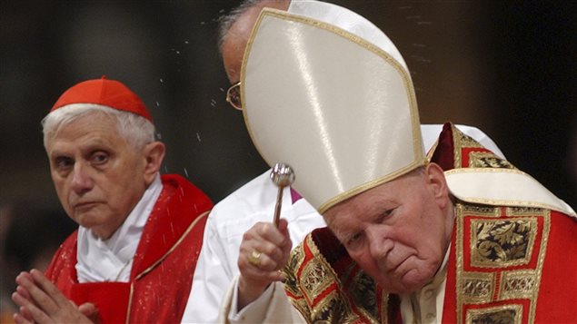 El papa Juan Pablo II bajo la mirada de su sucesor, Benedicto XVI el 11 de septiembre de 2002