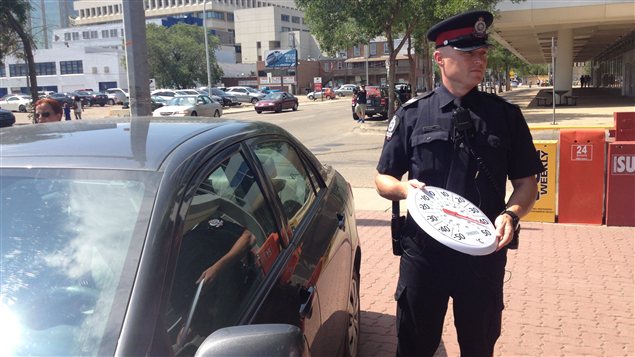 La police d'Edmonton rappelle de ne pas laisser ses enfants et animaux de compagnie dans sa voiture, surtout lors de canicules.