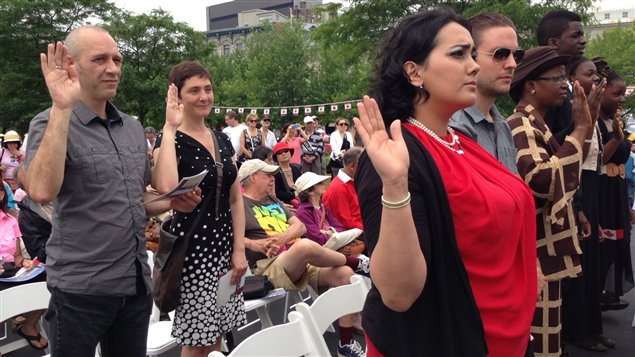 Des nouveaux Canadiens prêtant serment à Montréal
