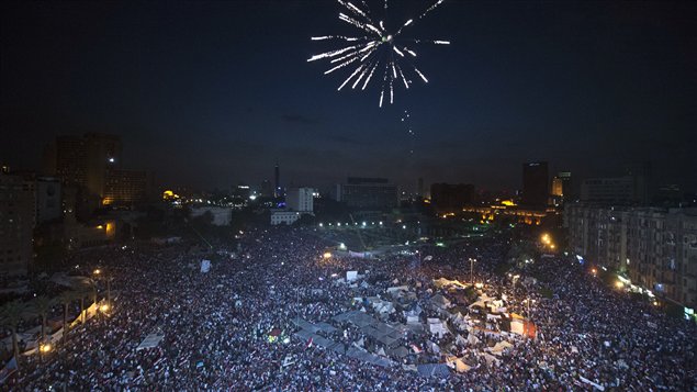 المتظاهرون المطالبون بتنحي الرئيس المصري محمد مرسي يملأون ميدان التحرير في وسط القاهرة مساء اليوم أيضاً