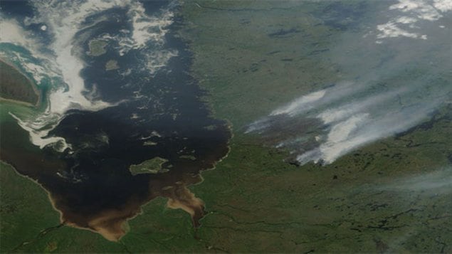  Immense feu de forêt pr;es de Eastmain, Eeyou Istchee, nord-ouest du Québec