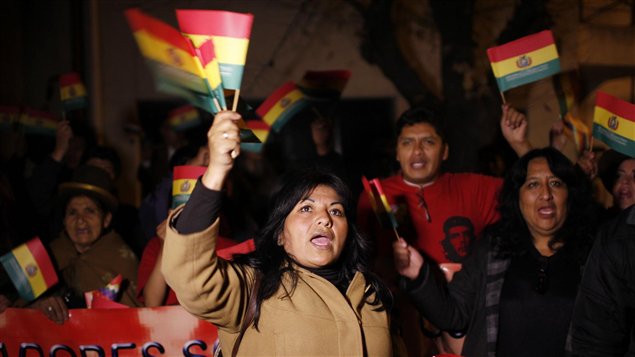Bolivianos protestando frente a la embajada de Francia contra la decisión de ese país, y algunos de sus aliados europeos, de no permitir que el avión de Evo Morales sobrevolara sus territorios