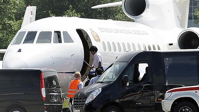 El presidente de Bolivia, Evo Morales, ingresa a su avión en el aeropuerto de Viena, Austria, donde estuvo durante 13 horas.   