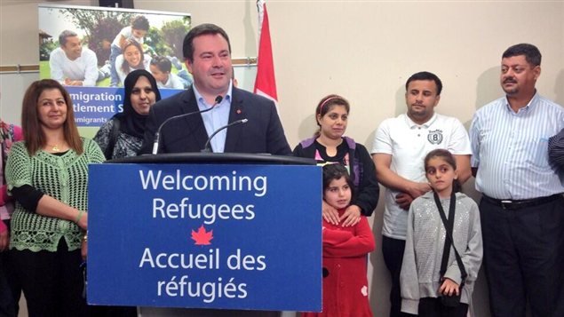 Le ministre de l'Immigration et du Multiculturalisme, Jason Kenney, lors de l'annonce de la réinstallation de plus de 1000 réfugiés syriens au Canada