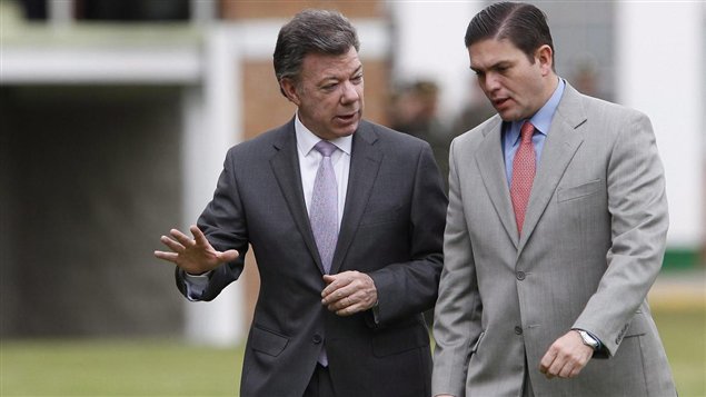 El presidente de Colombia, Juan Manuel Santos, acompañado de su ministro de Defensa, Juan Carlos Pinzón, el pasado viernes, durante una ceremonia de ascensos en la policía. 