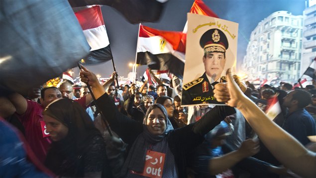 معارضو الرئيس محمد مرسي يحتفلون مساء اليوم في ميدان التحرير في القاهرة رافعين صورة قائد الجيش الفريق أول عبد الفتاح السيسي بعد إذاعته بيان الإطاحة بمرسي وتعيين رئيس المحكمة الدستورية رئيساً مؤقتاً
