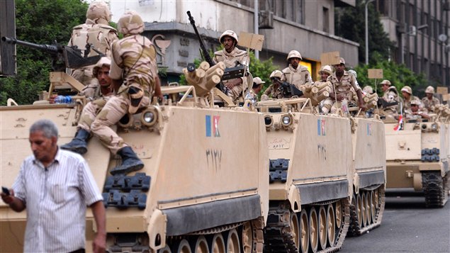 جنود مصريون اليوم في أحد شوارع القاهرة