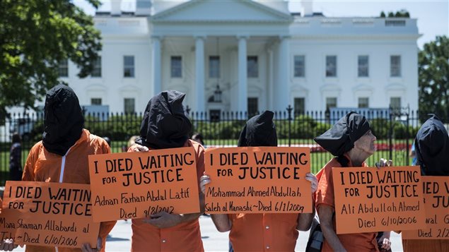 El 18 de mayo 2013, activistas protestan ante la Casa Blanca el centésimo día de la huelga de hambre de los detenidos en Guantánamo.