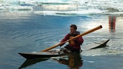  Éric McNair-Landry à bord<br>d'un kayak traditionnel inuit