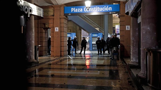 La policía, ayer, cuidando la entrada a la estación de tren de la Plaza Constitución poco después de que fuera atacada a piedra por manifestantes.  