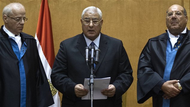 رئيس المحكمة الدستورية العليا المستشار عدلي منصور (في الوسط) يؤدي اليمين الدستورية اليوم كرئيس مؤقت لمصر
