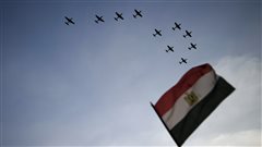 طائرات حربية مع أعلام مصرية