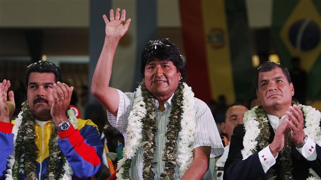 Los presidentes de Venezuela y Ecuador acompañando a Evo Morales durante el encuentro de mandatarios de UNASUR. 