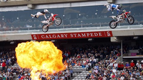 Des acrobaties en motocyclette au 101e Stampede de Calgary, le 6 juillet 2013