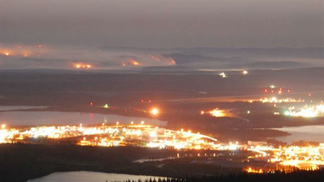 Les lumières de Wabush au Labrador et les feux de forêt tout près