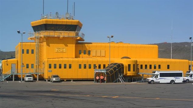  La construction du nouvel aéroport d'Iqaluit représente à ce jour le plus gros investissement du gouvernement territorial