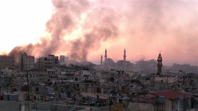 سحب الدخان تتصاعد من حمص بعد غارات لسلاح الجو السوري