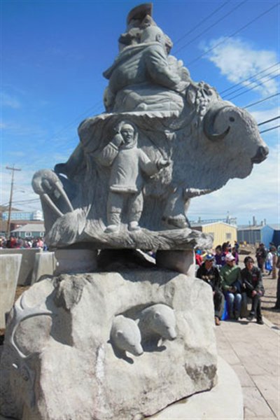 L'autre face de la statue dévoilée à Iqaluit