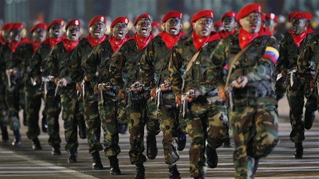 Los militares venezolanos jugarían un papel trascendental si el país cae en la violencia.