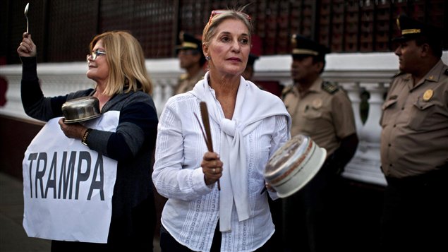 Manifestantes de la oposición venezolana portando pancartas en las que aseguran que hubo fraude en las pasadas elecciones presidenciales.