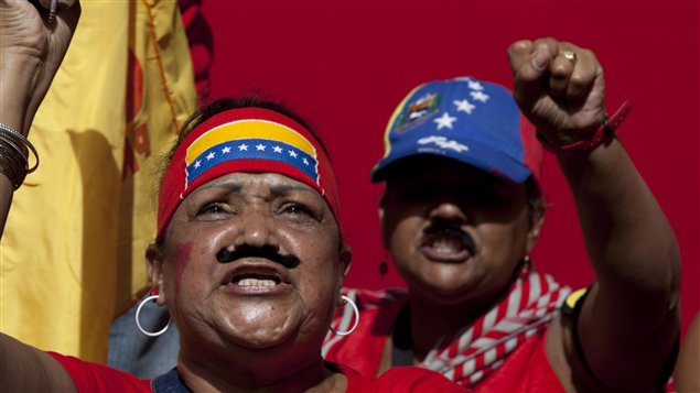 Seguidoras del presidente Nicolás Maduro, y de su mentor el fallecido Hugo Chávez, frente al edificio del Parlamento.
