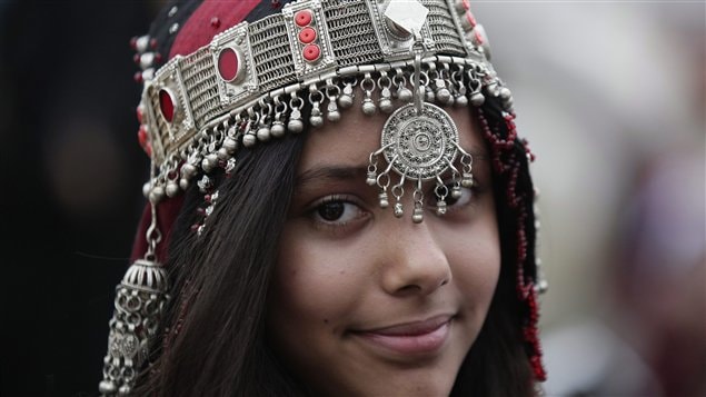Le mois du ramadan est aux portes de Montréal. Cette jeune fille qui a revêtu un costume yéménite traditionnel assiste à un festival consacré aux enfants qui célébrent le commencement du ramadan. 