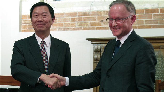 台湾驻新西兰代表常以立与新西兰驻台代表裴仕文在惠灵顿签署台纽经济合作协议。