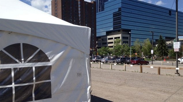  Une tente installée au centre-ville de Calgary pour permettre aux chauffeurs de taxi qui sont musulman de prier au cours du Ramadan