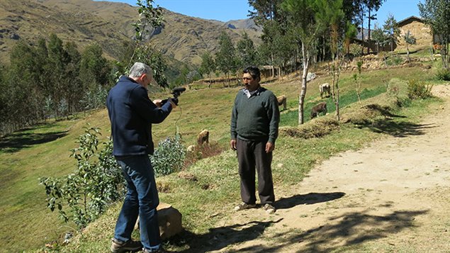 Erik Tremblay en pleno trabajo y buscando con su lente los personajes auténticos y sinceros de las tierras peruanas. 