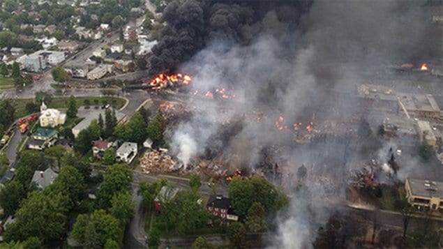 Vue aérienne de Lac-Mégantic lors de l'incendiequi a suivi le déraillement 