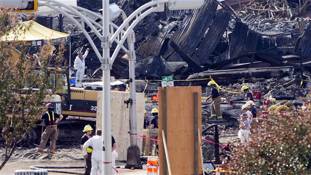 Des pompiers travaillent sur le site de l'explosion d'un train à Lac-Mégantic.