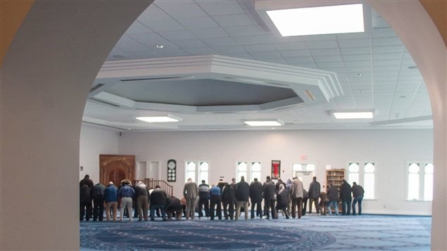 مؤمنون يصلون في مسجد مدينة لندن في مقاطعة أونتاريو