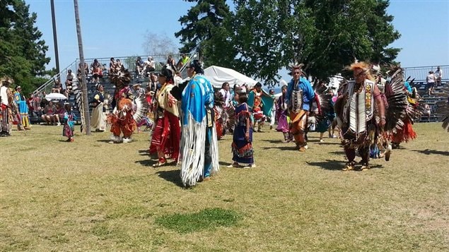 أفراد من شعب الإينو من سكان كندا الأصليين بلباسهم التقليدي في محمية ماشتوياتش في كيبيك