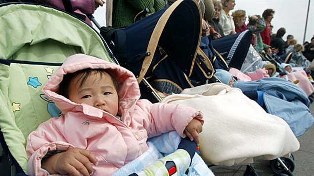  Un groupe de parents canadiens et leurs enfants adoptés en Chine