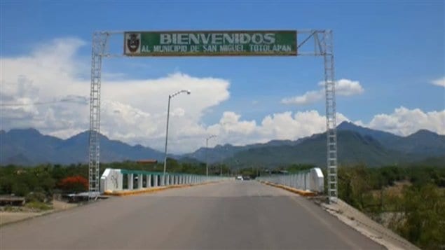 Entrada al municipio mexicano de San Miguel Totolapan donde, por causa de la violencia, unas mil personas, de 120 familias, tuvieron que huir de sus casas.  