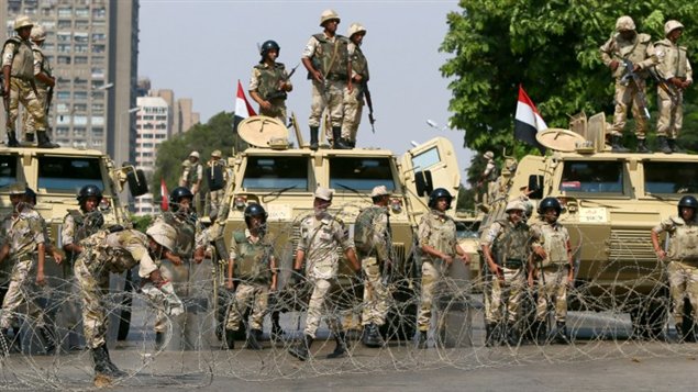 حاجز للجيش المصري على أوتوستراد صلاح سالم