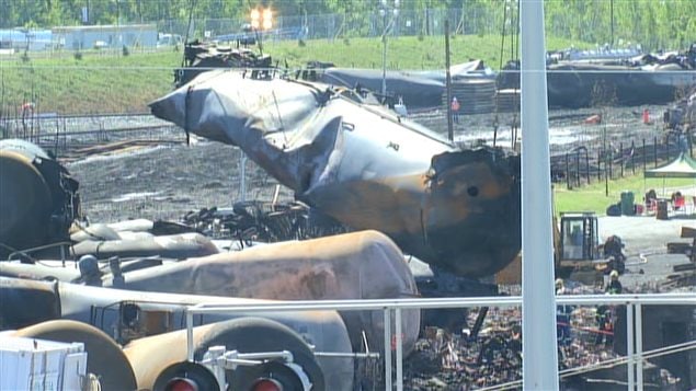 Des wagons-citernes sont déplacés sur le site de l'explosion, à Lac-Mégantic, le 21 juillet.