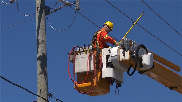 Un técnico de Hydro-Québec trabaja para restablecer las líneas électricas. 