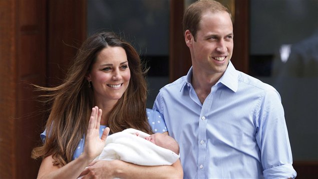 La duquesa de Cambridge, Kate Middleton, su esposo, el príncipe William y su bebé recién nacido. 