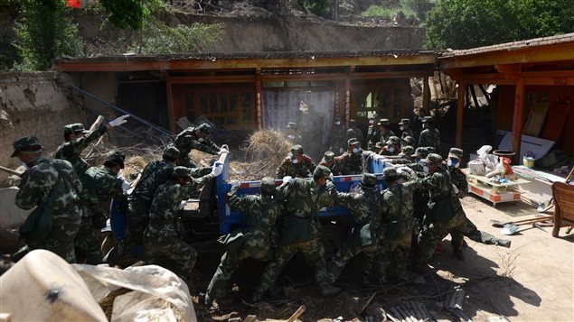 Equipos de salvamento, búsqueda y rescate trabajan en la remoción de escombros, en China, tratando de encontrar sobrevivientes luego del temblor de tierra que afectó el noroeste del país. 